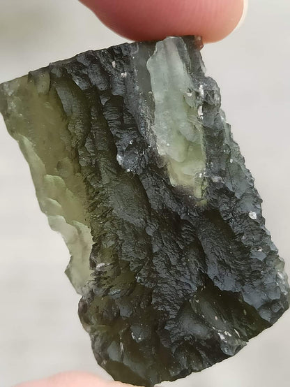 Unica e Autentica Moldavite Grezza da Nové Hrady - Dřevitý Zelený - 13.47g