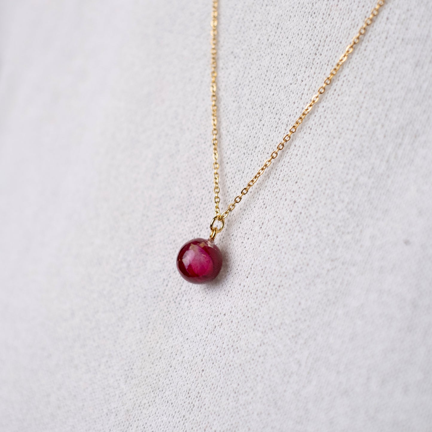 Collana a Sfera con Rosa Gallica